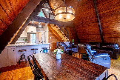 Rustic Chalet - Secluded with Hot Tub & Pool Table