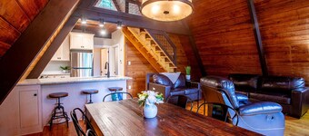 Rustic Chalet - Secluded with Hot Tub & Pool Table