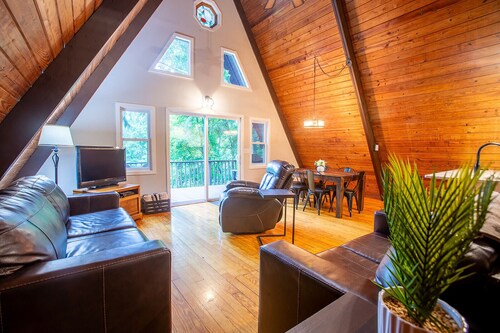 Rustic Chalet - Secluded with Hot Tub & Pool Table