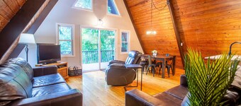 Rustic Chalet - Secluded with Hot Tub & Pool Table