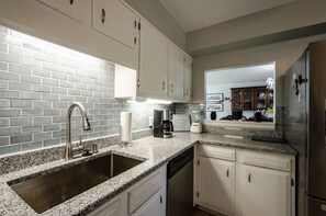 Kylskåp, mikrovågsugn, ugn och spishäll