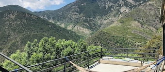 Spacious house (sleeps 7) with incredible view