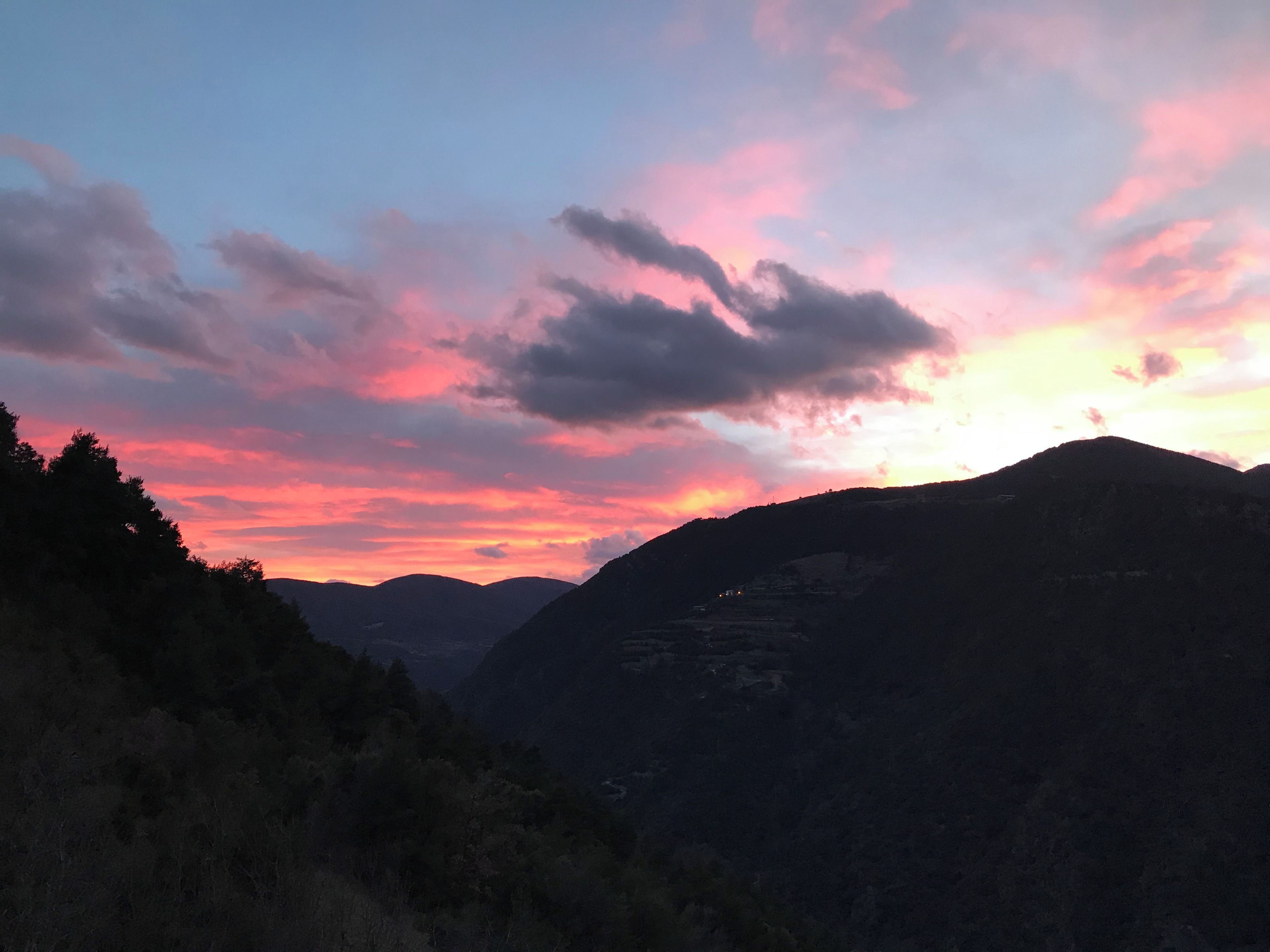 Un paysage montagneux au coucher du soleil.