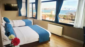 Deluxe Room with Panoramic Sea View | Minibar, coffres-forts dans les chambres, ameublement personnalisé