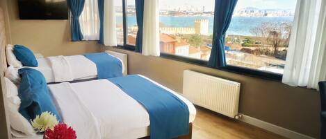 Deluxe Room with Panoramic Sea View | Minibar, safe på rommet, individuelt innredet og skrivebord