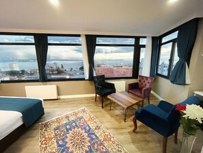 Deluxe Room with Panoramic Sea View | Opholdsområde | 43-tommers LED-tv med satellitkanaler, tv