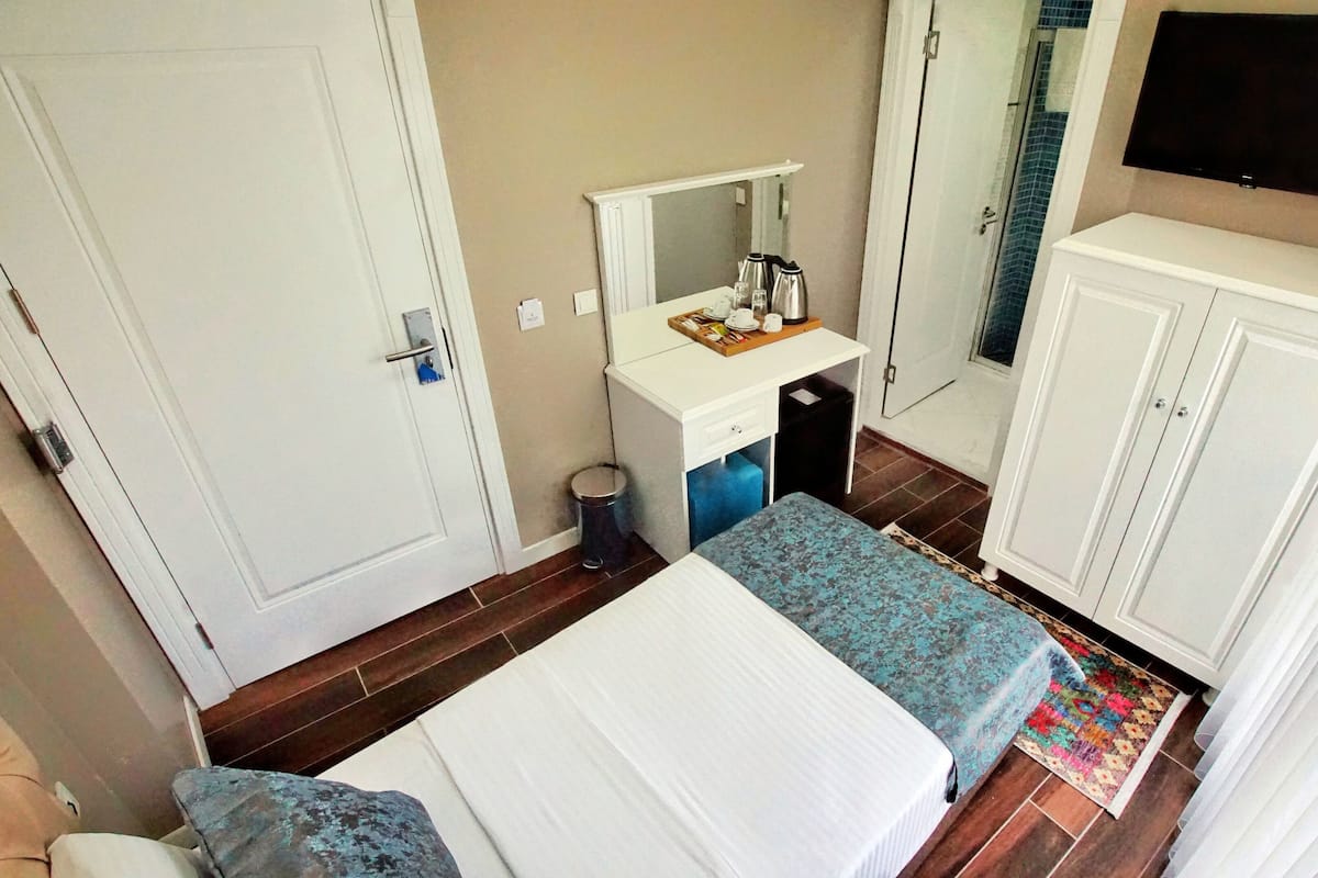 Kamar Single Standar, 1 Tempat Tidur Twin | Minibar, brankas, dan dilengkapi dengan perabotan berbeda-beda