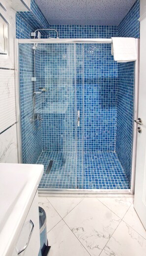 Douche, articles de toilette gratuits, sèche-cheveux, chaussons