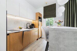 Kjøleskap, mikrobølgeovn, kokeplater og oppvaskmaskin