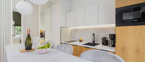 Réfrigérateur, micro-ondes, plaque de cuisson, lave-vaisselle