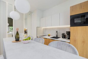 Kühlschrank, Mikrowelle, Herdplatte, Geschirrspüler