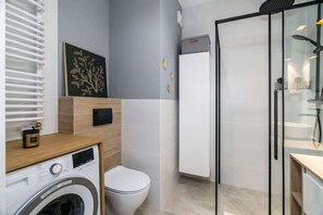 Dusj, hårføner og håndklær