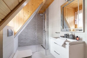 Dusche, Haartrockner, Handtücher