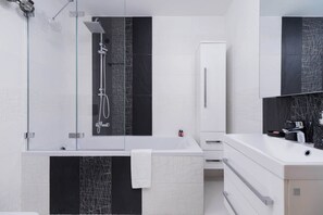 Badewanne, Regendusche, kostenlose Toilettenartikel, Haartrockner