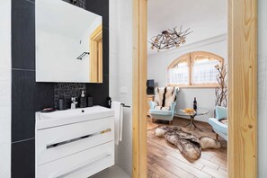 Badewanne, Regendusche, kostenlose Toilettenartikel, Haartrockner