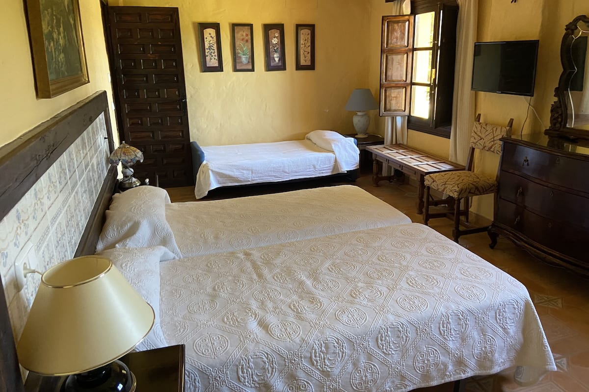 Deluxe Townhome | 2 bedrooms, bed sheets