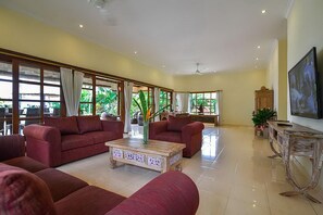 Smart TV, books - Private and Peaceful Beachfront Pool Villa @ Lokopaksa, Seririt! (Lokapaksa, Seririt)