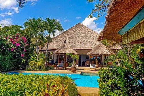 Private and Peaceful Beachfront Pool Villa @ Lokopaksa, Seririt!