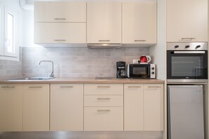 Superior Apartment | Private kitchen | Fridge, microwave, oven, stovetop