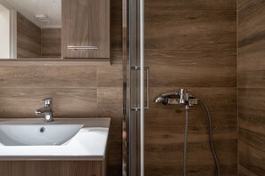Departamento superior | Baño | Regadera, secadora de cabello, toallas, jabón 