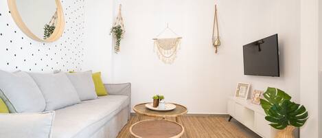 Appartement Supérieur | Coin séjour | Télévision à écran plat de 43 pouces avec chaînes par câble