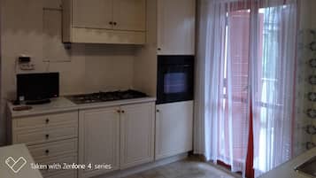 Fridge, oven, dishwasher, cookware/dishes/utensils