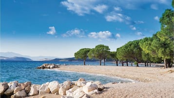 بالقرب من الشاطئ