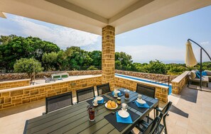 Outdoor dining - Pet friendly home in Lun (Lun)