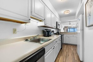 Condo, 1 King Bed with Sofa bed (Edgewater 41) | Private kitchen