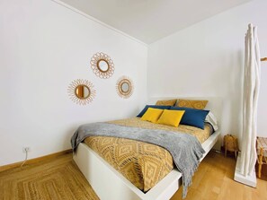 Tabla de planchar con plancha, wifi gratis y ropa de cama