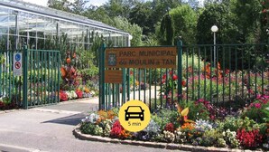 Un panneau indiquant le « Parc municipal du Moulin à Tan », avec une icône de voiture et l’inscription « 5 min » pour indiquer la proximité.