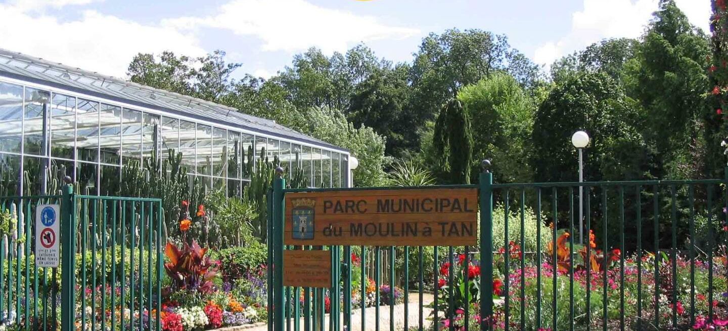 A sign for Parc Municipal du Moulin à Tan with a car icon and "5 min" indicating proximity.