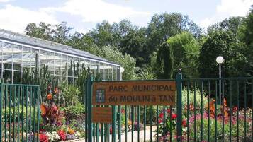A sign for Parc Municipal du Moulin à Tan with a car icon and "5 min" indicating proximity.