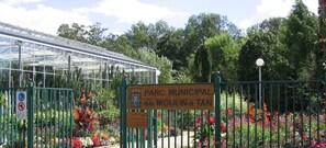 A sign for Parc Municipal du Moulin à Tan with a car icon and "5 min" indicating proximity. - Bohemia - Bohemian cocoon near Centre & Netflix (Sens)