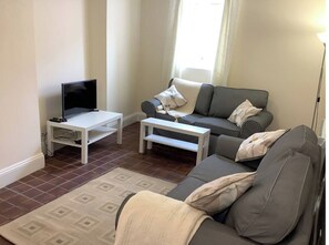 Smart TV - 1 - Bed Ground Floor Apartment Tenby (Tenby)