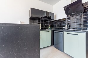 Economy-Studio | Eigene Küche | Großer Kühlschrank, Mikrowelle, Herdplatte