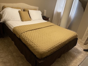 Habitación Deluxe doble, varias camas, no fumadores, vistas a la ciudad | Tabla de planchar con plancha, wifi gratis, ropa de cama