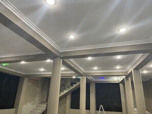 Una piscina cubierta