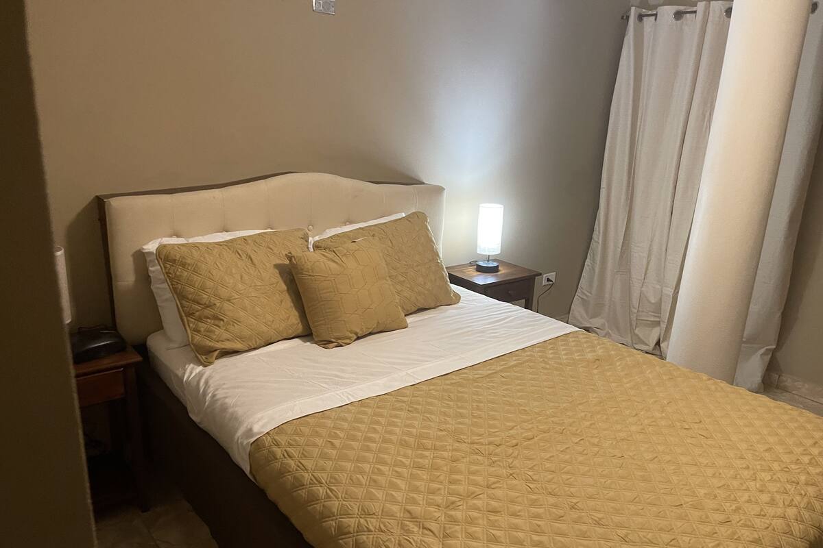 Habitación individual Deluxe, 1 cama de matrimonio | Tabla de planchar con plancha, wifi gratis, ropa de cama