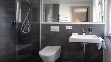 Dusche, Haartrockner, Handtücher, Seife