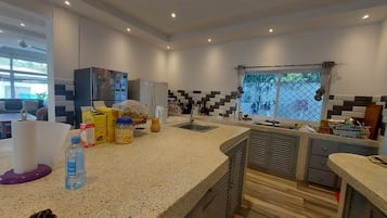 Refrigerador, microondas, placa de cocina, utensilios de cocina