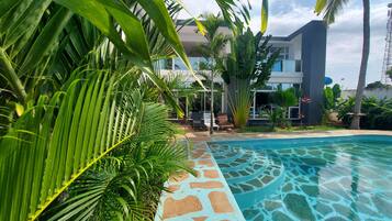 Una piscina al aire libre