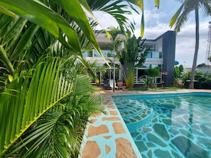 Una piscina al aire libre