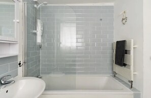 Cottage | Bathroom | Combined shower/tub, deep soaking tub, hair dryer, towels - Beautiful Sea Front Cottage in the Ocean City (Plymouth)