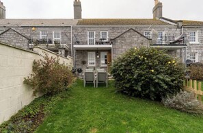 Exterior - Beautiful Sea Front Cottage in the Ocean City (Plymouth)