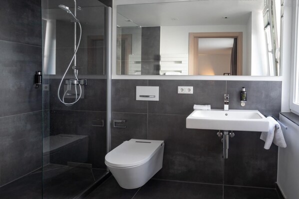 Dusche, Haartrockner, Handtücher, Seife