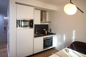 Een koelkast, een microgolfoven, een kookplaat, een vaatwasser