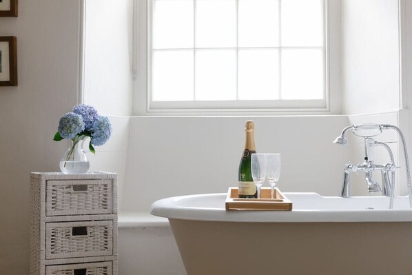 Combined shower/tub, hair dryer, towels - Grade Il Historic Cottage in Mousehole (Mousehole)