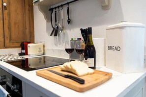 Kjøleskap, ovn, kokeplater og kaffetrakter/tekoker