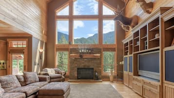 Televisión, chimenea, reproductor de DVD y tenis de mesa